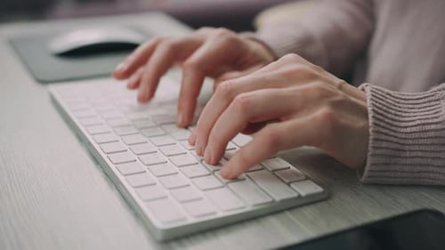 Weibliche Hände tippen auf moderner Tastatur