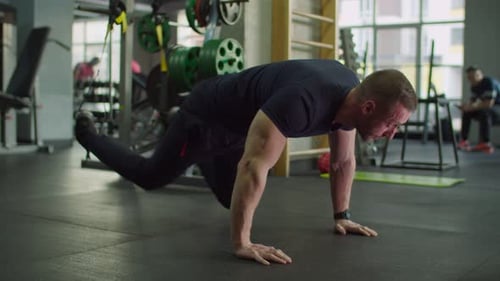 Homme s'entraîne à la gym avec sangles de suspension Trx