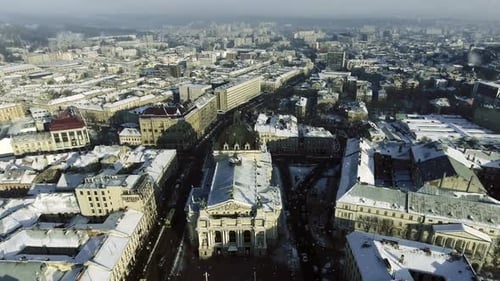 LVOV, UKRAINE. Panorama de la ville antique. Les toits des vieux bâtiments. L'hiver.