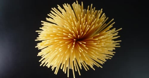 Pasta Dry Spaghetti rotiert langsam.