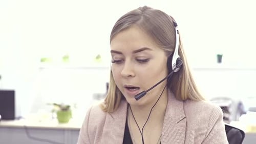 Call Center-Agent spricht mit dem Kunden
