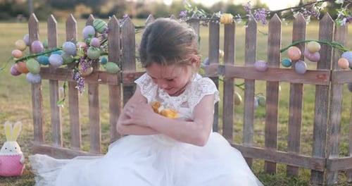 Ein Mädchen liebt ihren Osterhasen
