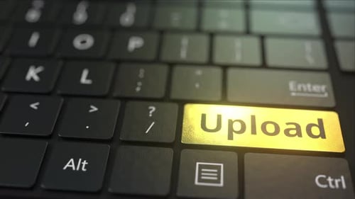 Schwarze Computertastatur und goldene Upload-Taste