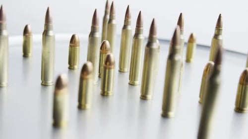 Filmmusik rotierende Aufnahme von Kugeln auf einer metallischen Oberfläche - BULLETS 081