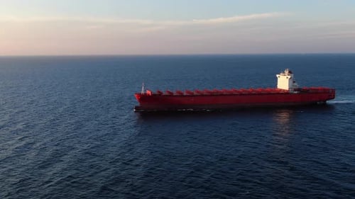 Ein großes Schiff für den Transport von Bulkladung über den Ozean.