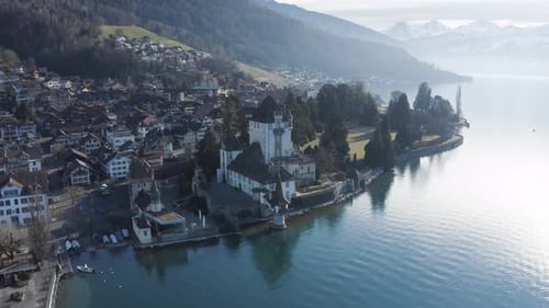 Vista aérea de Oberhofen am Thunersee, Berna, Suiza.