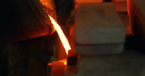 Geschmolzenes Metall wird in der Gießereiwerkstatt 4k in Form gegossen