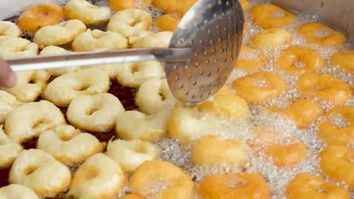 chef préparant un dessert lokma traditionnel turc dans un grand chaudron