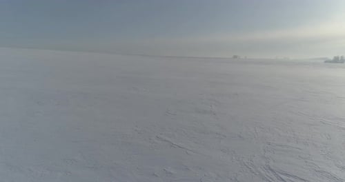 Luftaufnahme der kalten Winterlandschaft Arktische Feldbäume, bedeckt mit Frost, Schnee, Eis, Fluss und Sonne