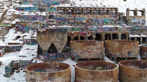 Une prise de Drone de l'ancien moulin Tintic à Genola, dans l'Utah, capture l'eau et les réservoirs de lixiviation ainsi qu'un
