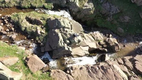 Homme Relaxant Dans La Nature Cascade 2