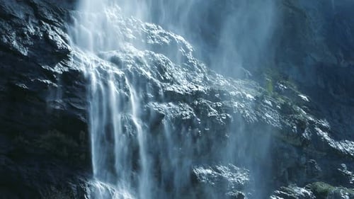 Wasser fließt aus dem natürlichen Wasserfall herab