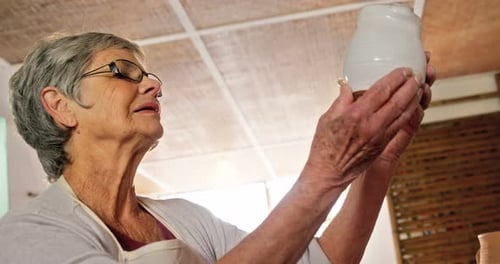 Femme potière tenant une cruche