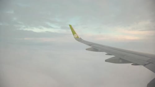 El vuelo de la aeronave a través de las nubes, descenso desde una altura antes de aterrizar.