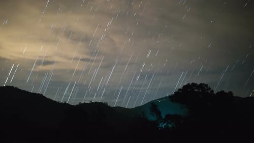 Star Trail con nubes