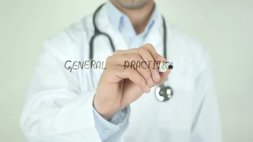 Médico generalista, médico que escribe en pantalla transparente
