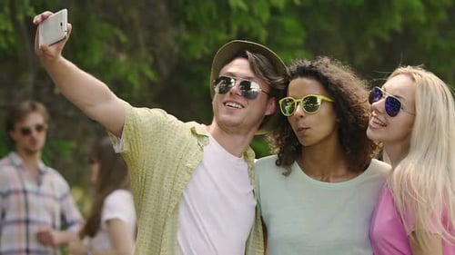 Glückliche Freunde tanzen auf Party, machen Selfie zusammen, haben Spaß und lachen