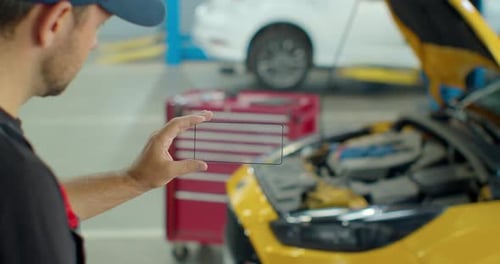 Car Service Manager verwendet eine digitale Smartphone-Anwendung mit transparentem Hologramm in einem Auto