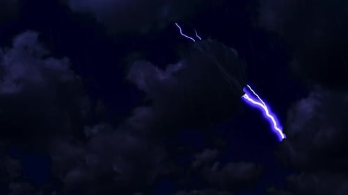 Blitze und Donnerschläge in den Wolken an einem Regentag.