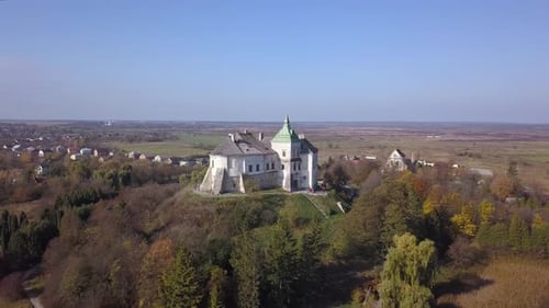 Vue aérienne du château d'Oleskiy, situé dans l'oblast de Lviv, en Ukraine