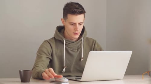 Hübscher Mann Designer arbeitet im Büro einer Kreativagentur