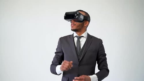 Hombre de negocios afroamericano que usa un casco de realidad virtual de realidad virtual