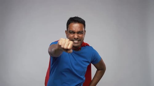 Homme indien dans une cape de super-héros survolant Grey