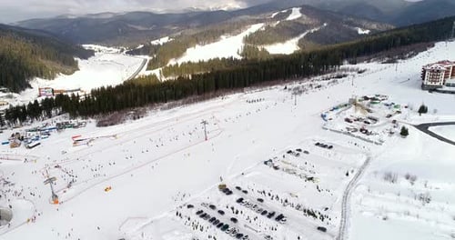 Luftaufnahme des Skigebiets in den Bergen im Winter