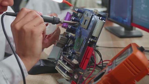 Engenheiro asiático faz solda placa-mãe de computador. Cientistas projetam PCB industrial