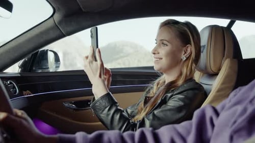 Un pasajero toma fotos de la carretera mientras el automóvil está en movimiento.
