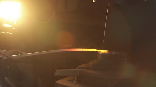 Arbeiten Sie mit Nahaufnahme aus geschmolzenem Metall. Der Man Smiths in der Schmiede. Zeitlupe