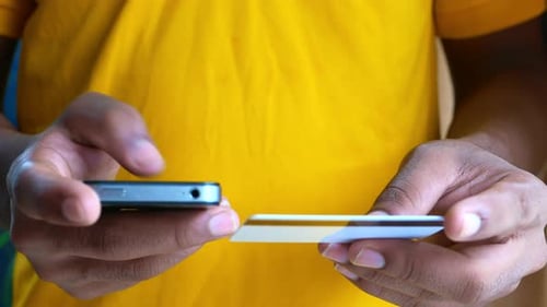 Man Hand hält Kreditkarte und benutzt Smartphone online einkaufen