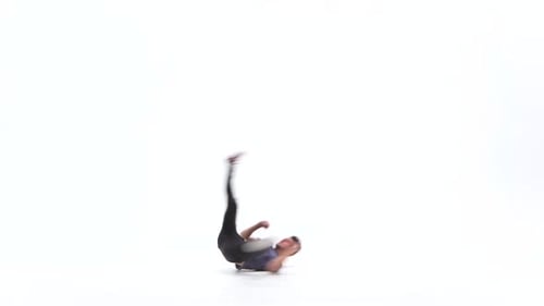Man Is Dancing Breakdance auf weißem Hintergrund in schlichtem grauem T-Shirt und grauen Jeans