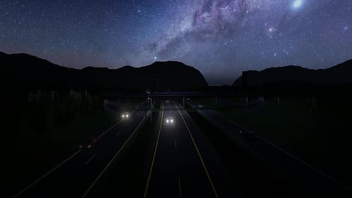Circulation routière nocturne à 3 voies et vue sur la Voie lactée
