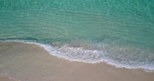 Belle vue à vol d'oiseau sur une île paradisiaque, une plage de sable blanc ensoleillée et un fond de mer bleu en couleur