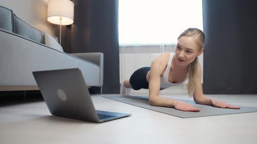 Wellness-Fitnesstrainerin macht ein Training online und erstellt einen Live-Stream für soziale Netzwerke mit