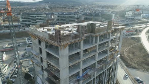 Canteiro de obras de edifícios residenciais com guindastes de torre de trabalho no Business Park Sofia, Bulgária