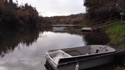Boot auf dem bewölkten Fluss 4K 03