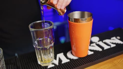 Professioneller Barkeeper kreiert einen Cocktaildrink