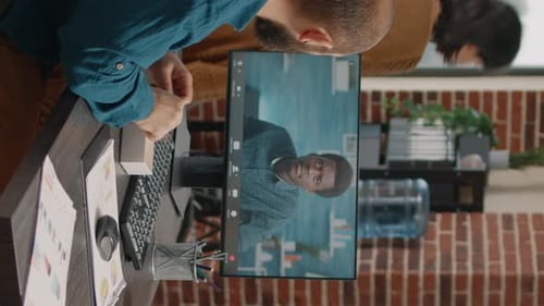 Un entrepreneur utilise la communication par appel vidéo pour parler à un collègue