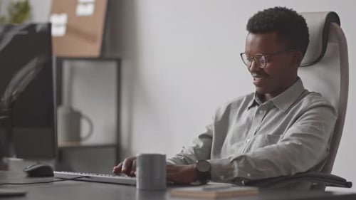 Softwareentwickler am Arbeitsplatz