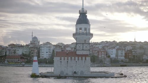 Alter Turm auf einer kleinen Insel im Hintergrund der Stadt