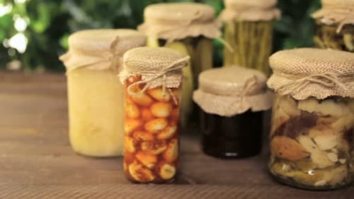 Verduras ecológicas enlatadas caseras en frascos de vidrio