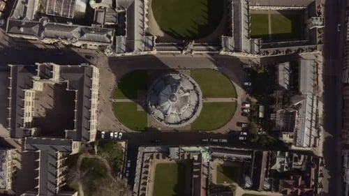 Drone ascendente de cima para baixo sobre a câmera Radcliffe da Biblioteca Bodleian Dome Oxford