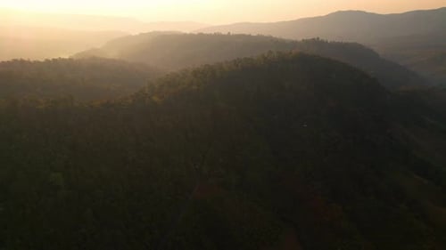 Vue aérienne 4K sur de belles montagnes. magnifique coucher de soleil sur les hautes montagnes