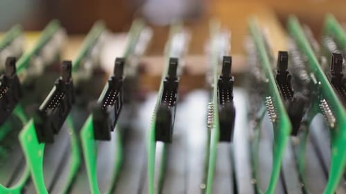 Foto deslizante de um grande microcircuito verde com componentes