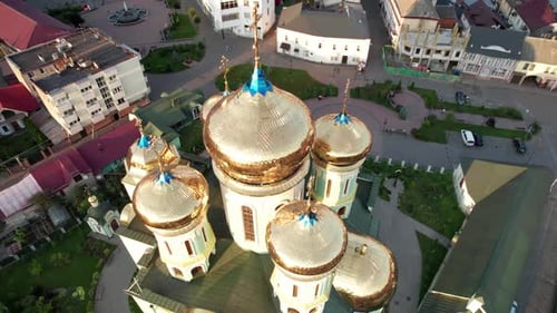 Christliche Kirche bei Sonnenuntergang Luftbildtempel in Transkarpatien Ukraine
