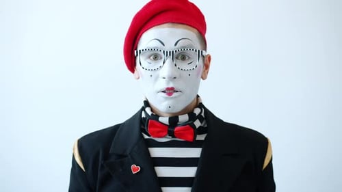 Porträt eines Mannes Pantomime mit ausdrucksstarkem Gesicht, der vor Angst und Nervosität in die Kamera starrt