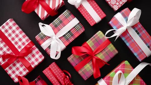 Vue de dessus des cadeaux de Noël emballés posés sur fond noir