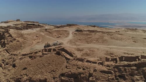 Vue aérienne des ruines de Massada et de la mer Morte